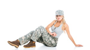 Calça camuflada volta à moda com toque moderno