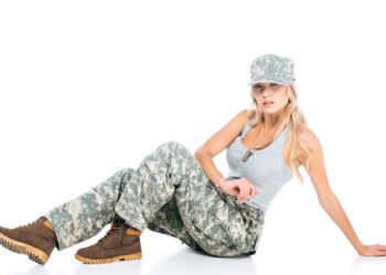 Calça camuflada volta à moda com toque moderno