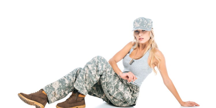 Calça camuflada volta à moda com toque moderno