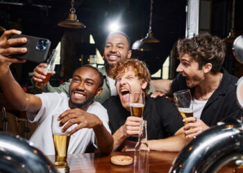 Ilustração de amigos na festa - Créditos: depositphotos.com / HayDmitriy