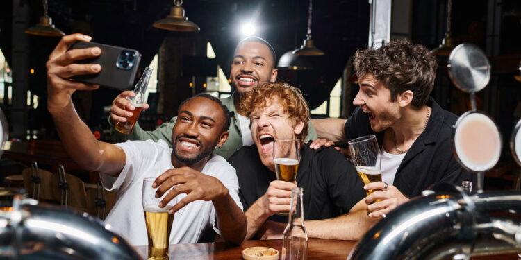 Ilustração de amigos na festa - Créditos: depositphotos.com / HayDmitriy