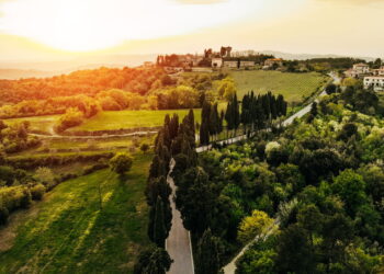 Comprar casa por 1 euro mudou a vida de quem arriscou nessa cidade