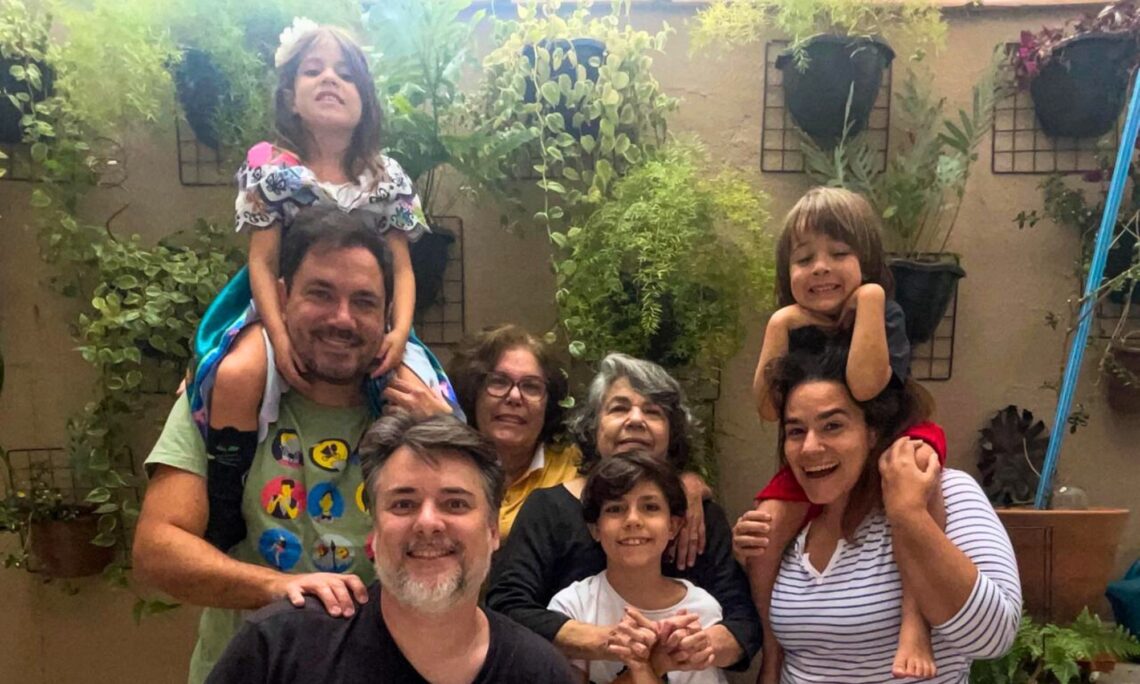 A melhor parte de tudo isso é presenciar e sentir o amor, pois vivencio o carinho dos meus filhos postiços com a mesma intensidade da mãe verdadeira