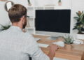 Homem olhando para o monitor - Créditos: depositphotos.com / AntonLozovoy