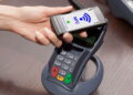 Ilustração de pessoa utilizando NFC - Créditos: depositphotos.com / REDPIXEL