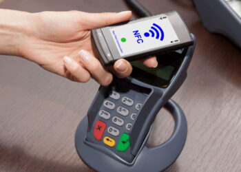 Ilustração de pessoa utilizando NFC - Créditos: depositphotos.com / REDPIXEL