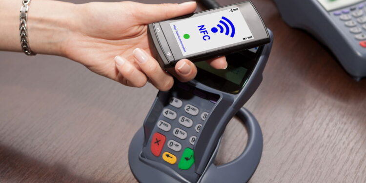 Ilustração de pessoa utilizando NFC - Créditos: depositphotos.com / REDPIXEL