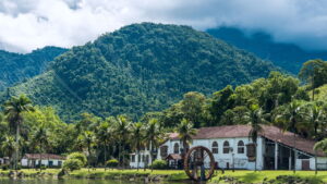 Entre montanhas e mar este refúgio parece um sonho real