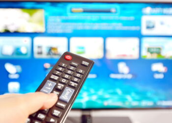 Assistindo Televisão - Créditos: depositphotos.com / jordache