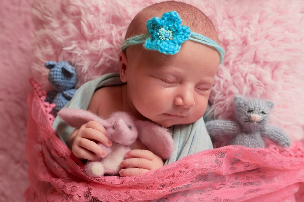Bebês reborns são muito parecidos fisicamente com bebês reais. Imagem: FreePik