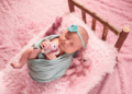 Bebês reborns são muito parecidos fisicamente com bebês reais. Imagem: FreePik