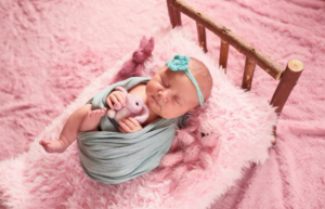 Bebês reborns são muito parecidos fisicamente com bebês reais. Imagem: FreePik