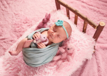 Bebês reborns são muito parecidos fisicamente com bebês reais. Imagem: FreePik