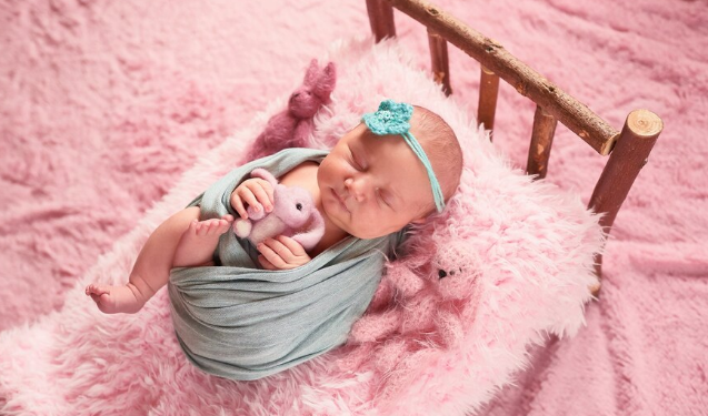Bebês reborns são muito parecidos fisicamente com bebês reais. Imagem: FreePik