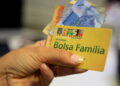 Ilustração de cartão e do Bolsa Família - Créditos: depositphotos.com / joasouza