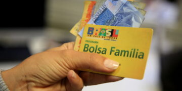 Ilustração de cartão e do Bolsa Família - Créditos: depositphotos.com / joasouza