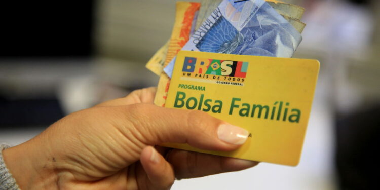 Ilustração de cartão e do Bolsa Família - Créditos: depositphotos.com / joasouza