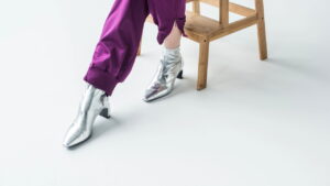 Looks com botas coloridas invadem as passarelas