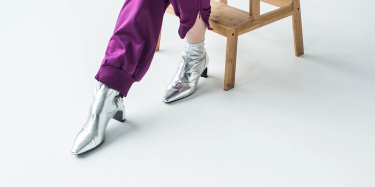 Looks com botas coloridas invadem as passarelas