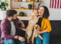 Ilustraçãp cachorro com seus humanos - Créditos: depositphotos.com / VitalikRadko