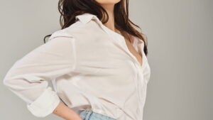 A camisa branca que transforma qualquer look em elegância
