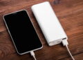 Celular com power bank - Créditos: depositphotos.com / malyarevsky.stock.gmail.com