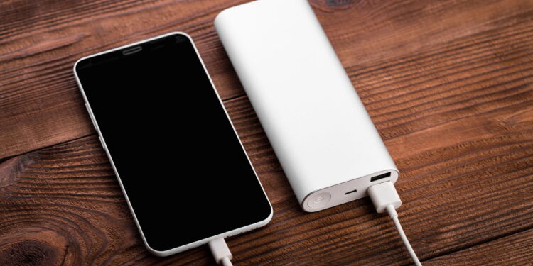 Celular com power bank - Créditos: depositphotos.com / malyarevsky.stock.gmail.com