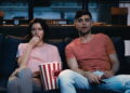 Casal vendo filme - Créditos: depositphotos.com / RostyslavOleksin