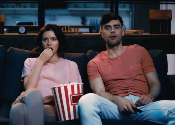 Casal vendo filme - Créditos: depositphotos.com / RostyslavOleksin