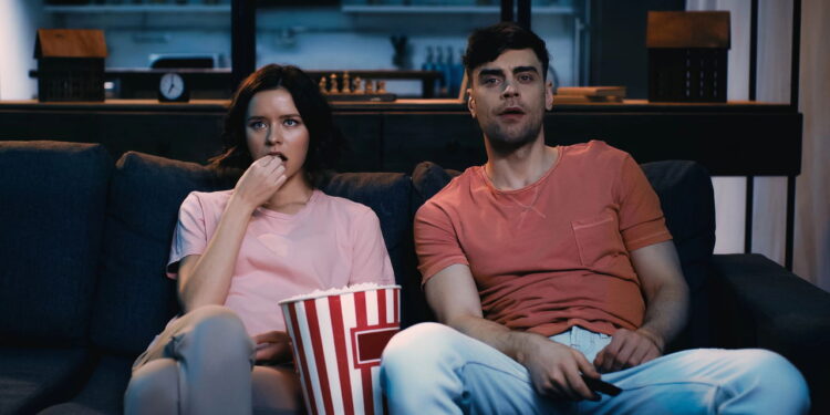 Casal vendo filme - Créditos: depositphotos.com / RostyslavOleksin