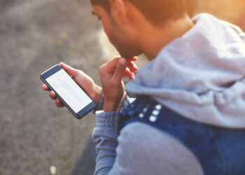 Homem usando celular - Créditos: depositphotos.com / GaudiLab