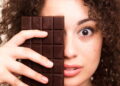 Ilustração de mulher com chocolate - https://revistaanamaria.com.br/maternidade/mudancas-de-humor-na-adolescencia-como-agir/