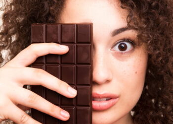 Ilustração de mulher com chocolate - https://revistaanamaria.com.br/maternidade/mudancas-de-humor-na-adolescencia-como-agir/