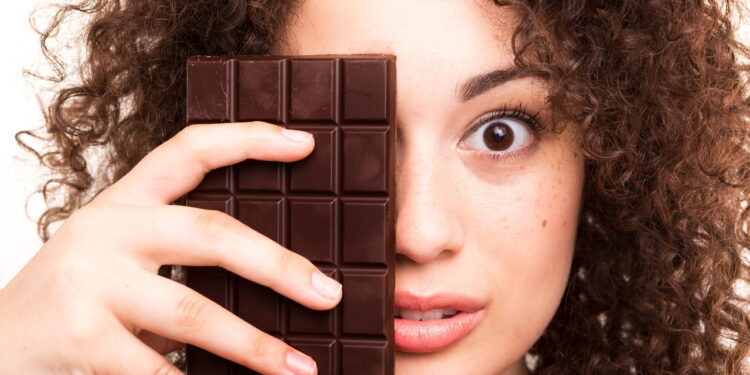 Ilustração de mulher com chocolate - https://revistaanamaria.com.br/maternidade/mudancas-de-humor-na-adolescencia-como-agir/