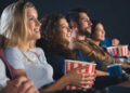 Ilustração de pessoas no cinema - Créditos: depositphotos.com / AllaSerebrina