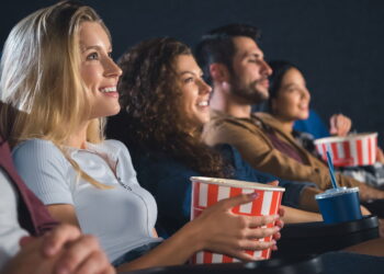Ilustração de pessoas no cinema - Créditos: depositphotos.com / AllaSerebrina