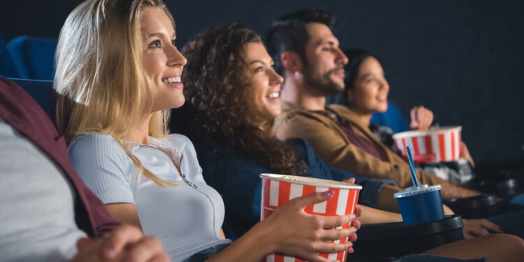 Ilustração de pessoas no cinema - Créditos: depositphotos.com / AllaSerebrina