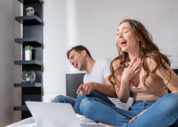 Humor inteligente conectando personagens memoráveis e histórias ágeis. - Créditos: depositphotos.com / HayDmitriy