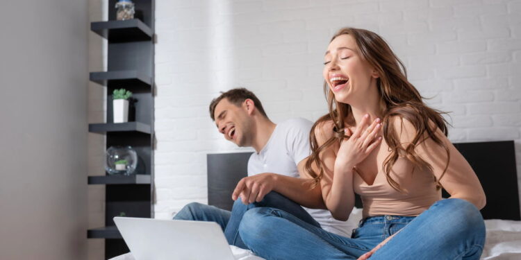 Humor inteligente conectando personagens memoráveis e histórias ágeis. - Créditos: depositphotos.com / HayDmitriy