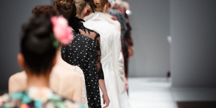 Tendências que vão dominar a moda na primavera de 2025