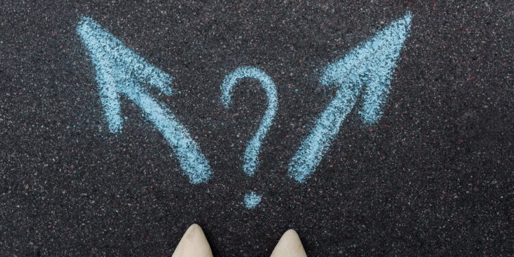 Sinais inesperados guiando decisões importantes. - Créditos: depositphotos.com / AndrewLozovyi