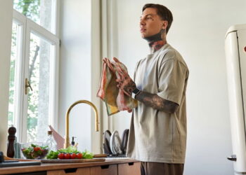 Homem enxugando a louça - Créditos: depositphotos.com / AllaSerebrina