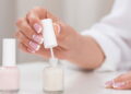 Melhores formas de remover esmalte sem acetona em casa