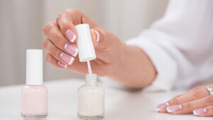 Melhores formas de remover esmalte sem acetona em casa