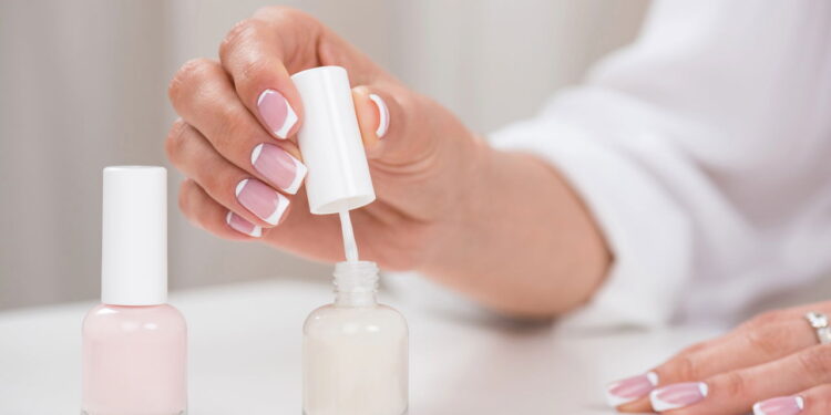 Melhores formas de remover esmalte sem acetona em casa