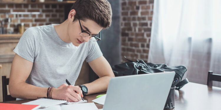 estudando - Aprender sem gastar? A solução que vai mudar sua vida