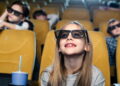 Criança vendo filme - Créditos: depositphotos.com / AndrewLozovyi