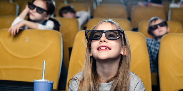 Criança vendo filme - Créditos: depositphotos.com / AndrewLozovyi