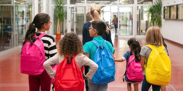 Segundo o Censo Escolar, o número de estudantes autistas aumentou quase 45%, mas a formação de professores ainda é um desafio - Crédito: Freepik