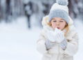 Ilustração de menina na neve - Créditos: depositphotos.com / AllaSerebrina